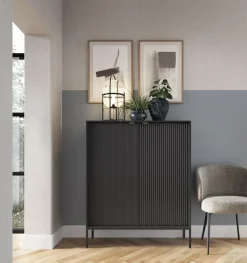Komoda Delicious wysoka ryflowana czarna złote nogi