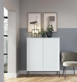 Komoda Delicious wysoka ryflowana biała złote nogi