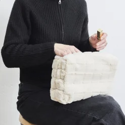 Kosmetyczka futrzana kremowa