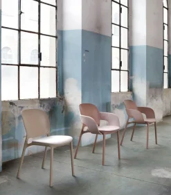 Krzesło Hug z podłokietnikami carmel