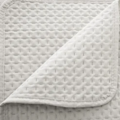 Narzuta Dolce 240 x 260 cm z dwiema  poszewkami na poduszki kość słoniowa