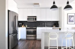 Stołek barowy Lexi biały z tworzywa