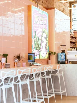 Stołek barowy Lexi czarny z tworzywa