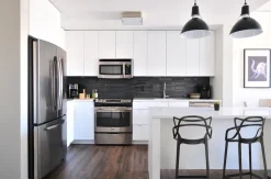 Stołek barowy Lexi czarny z tworzywa