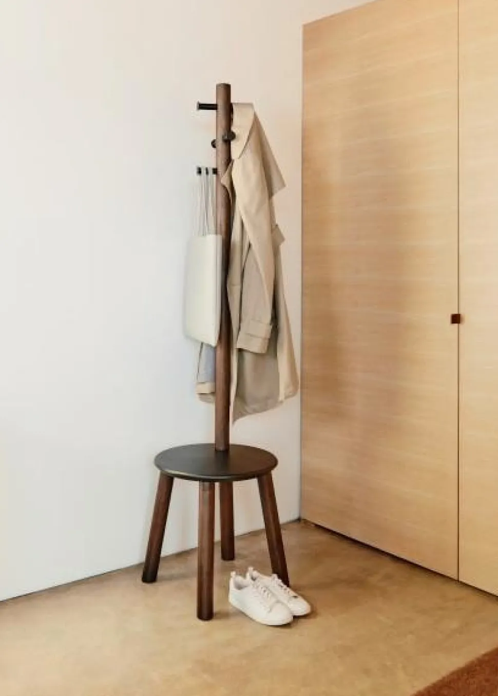 Wieszak oraz stołek Pillar czarny/orzech